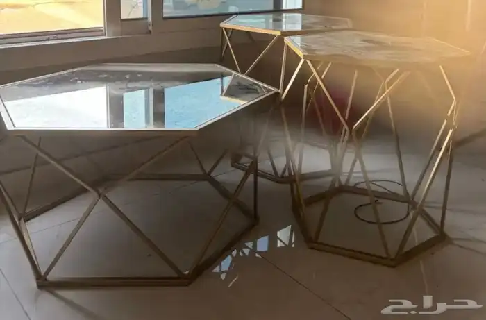 طاولات من هوم سنتر نظيفه جدا ولا فيها اي خدش نظيفه 0