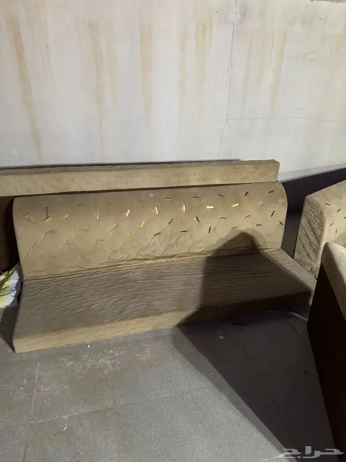 كنب 4قطع وجلسةارضيه 7قطع و6 مراكي 5