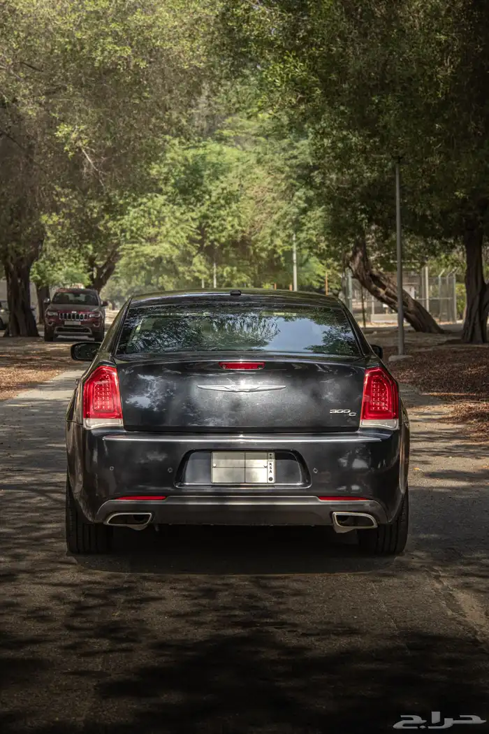 كرايزلر 2017 executive 300C مالك واحد وممشى قليل 6