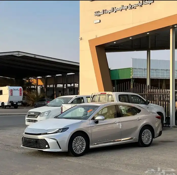 تويوتا كامري LE فضي 2025 1