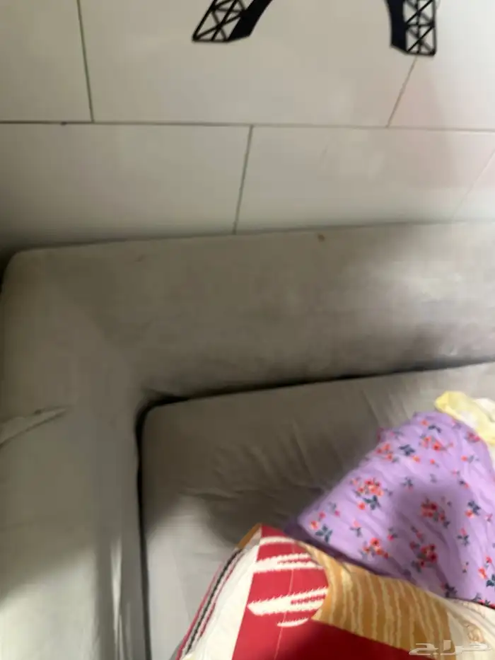 سرير خشب متين وكنب ودولابين 3
