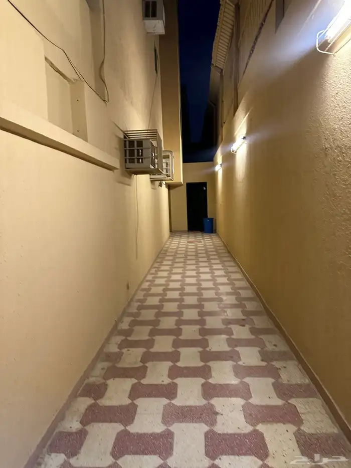 دور علوي لإيجار حي الملك فيصل 0
