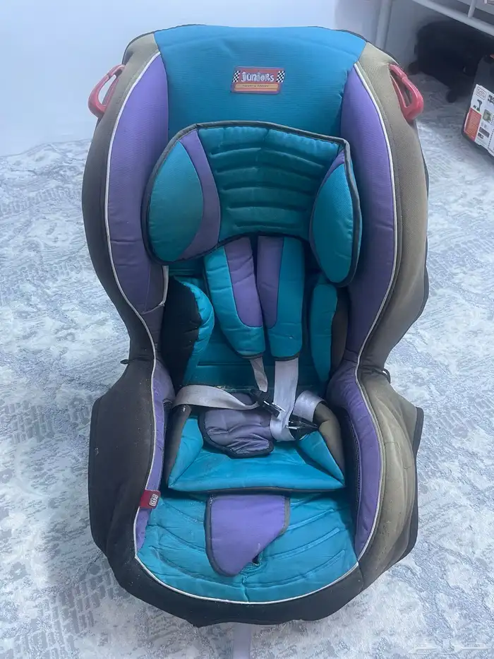 كرسي أطفال للسيارة بحالة جيدة من شركة juniors 0