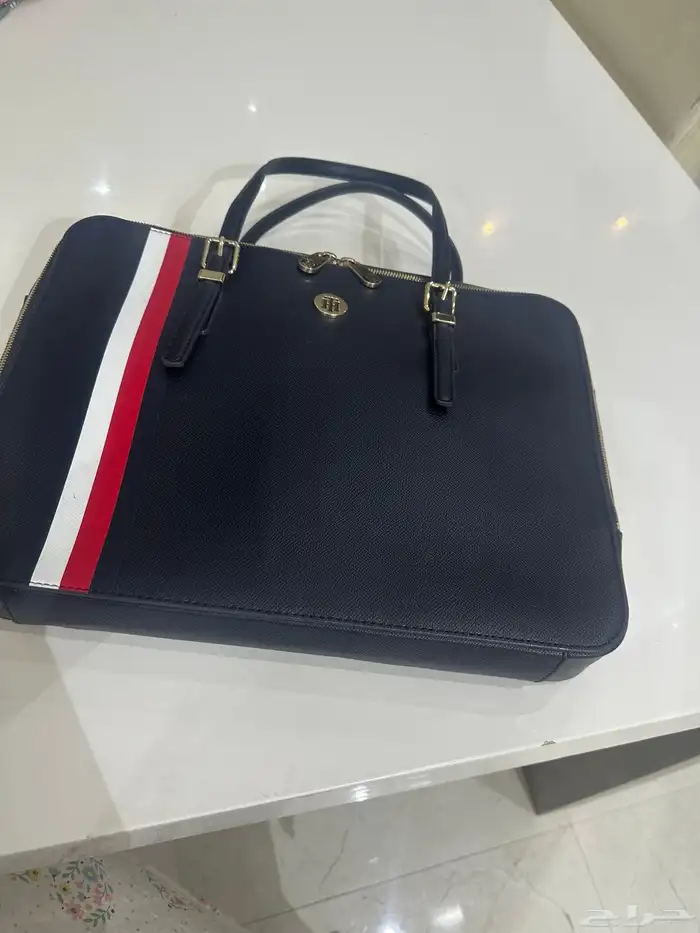 شنطه كمبيوتر ماركه تومي اخت الجديده استخدام خفيف 1