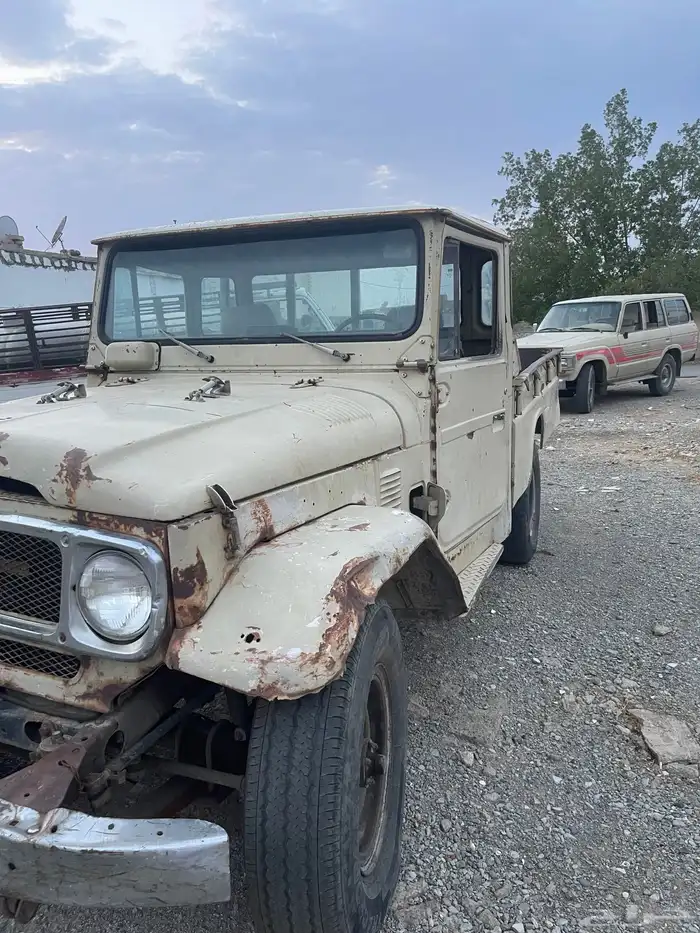 جيب شاص مديل 82 او 83 للبيع محركاته وعظلاته والدبل شرط 0