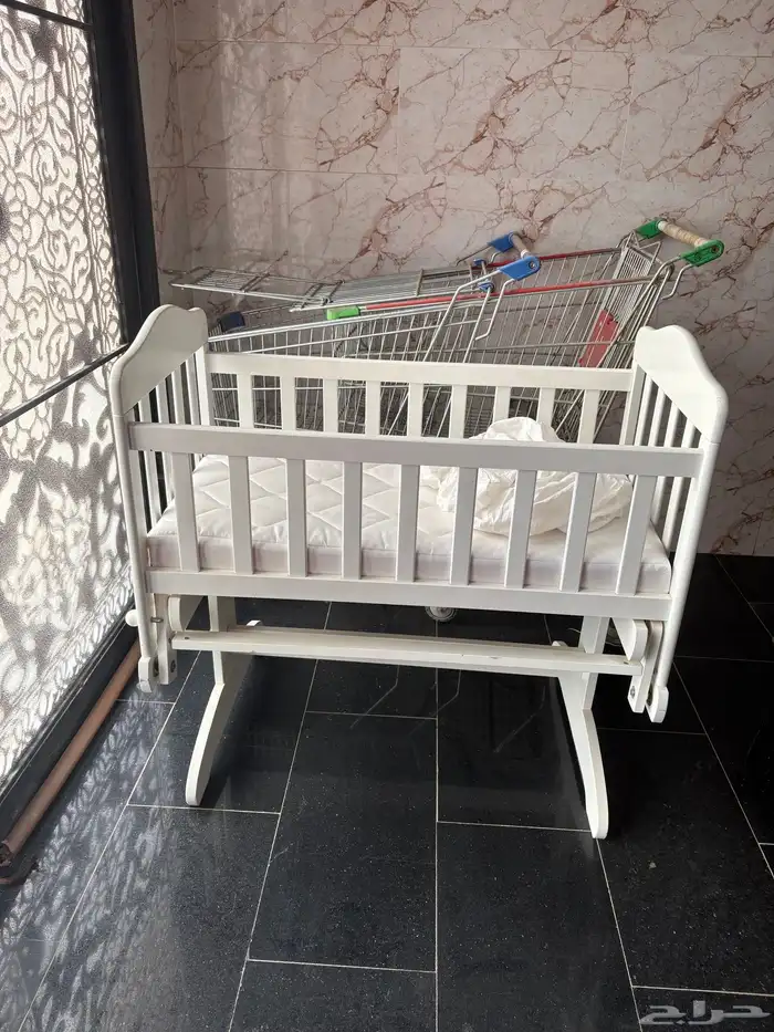 سرير اطفال مع هزاز 0