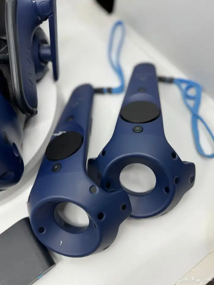للبيع نظارة واقع افتراضي HTC Vive Pro مع وحدات التحكم 2