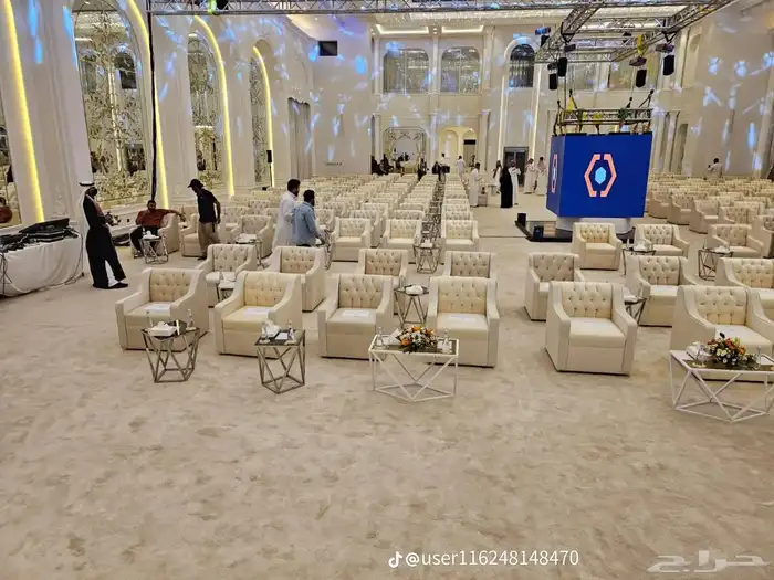 تاجير كنب في اي بي 17