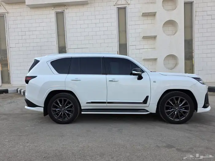 لكزس 2025 LX600 وكالة 4