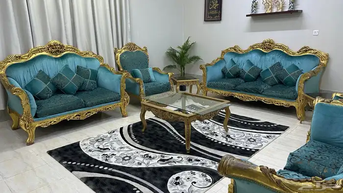 كنب ازرق مع سجاده وطاولات 2