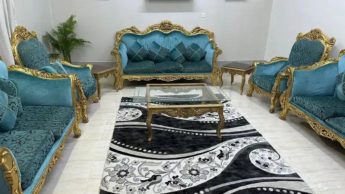 كنب ازرق مع سجاده وطاولات 1