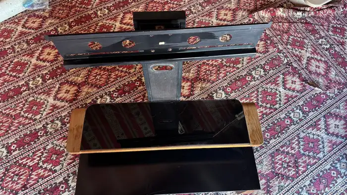 طاولة مع 2 شاشه 4