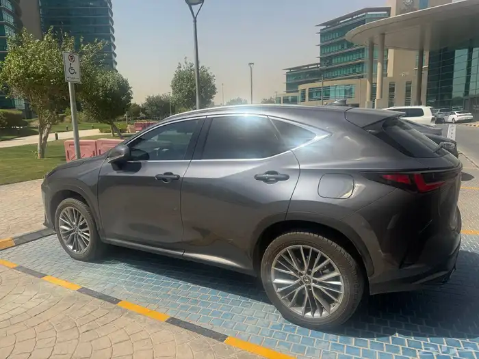 لكزس NX 350 هايبرد رمادي مع داخلية حمراء 2023استيراد امريكي 2