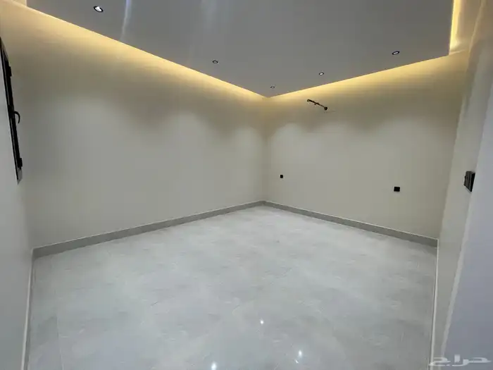 للبيع شقه دور أرضي مع بايكة سياره شغل راقي بالمحاله ابها 18