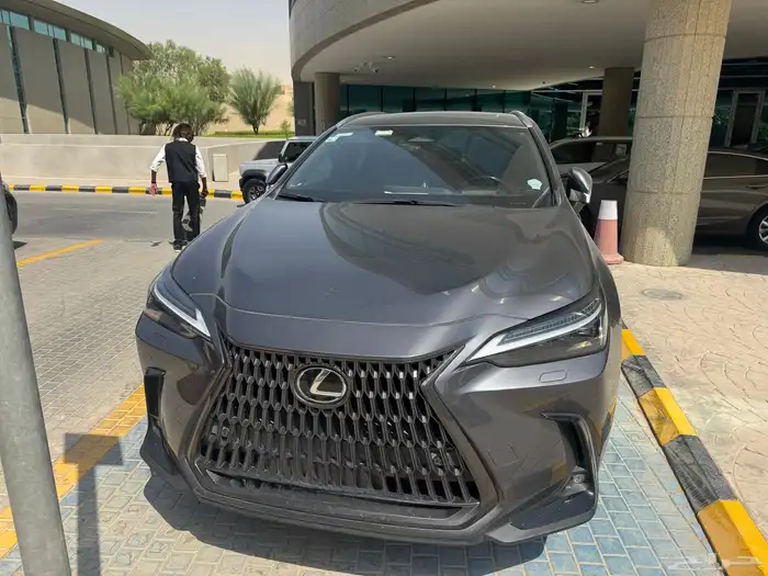 لكزس NX 350 هايبرد رمادي مع داخلية حمراء 2023استيراد امريكي 1