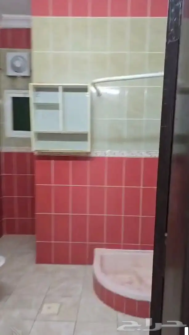 شقة أربع غرف وصالة وثلاثة حمامات وغرفة غسيل 0