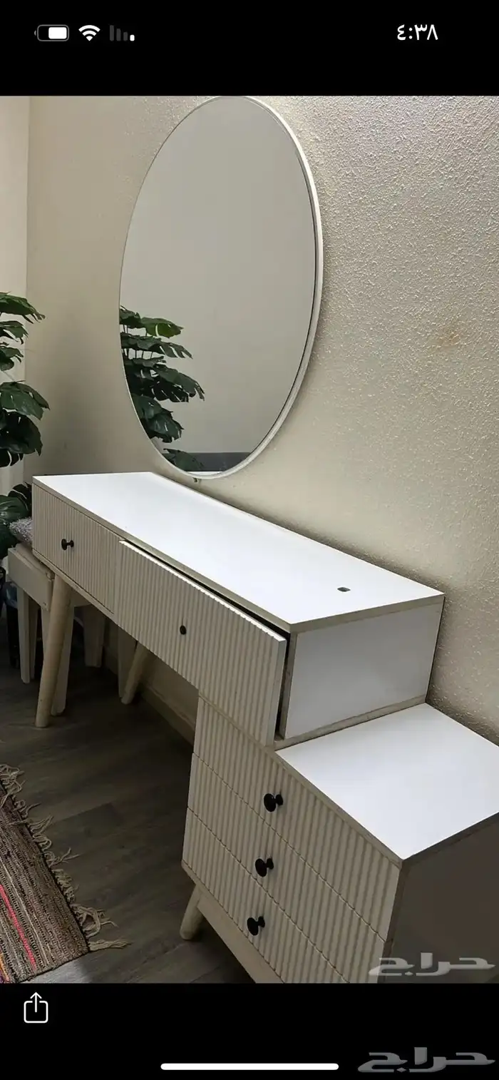 تسريحة ويوجد فيها اضاءه في المرايه 0