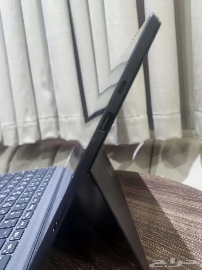 للبيع سيرفس برو 7 مستعمل لون اسودsurface2 4