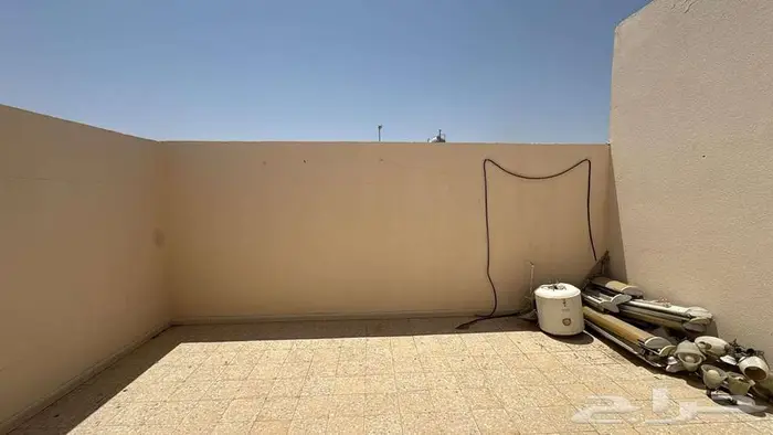 ملحق للبيع بحي العليا2 شقتين بسطح كل شقة 4 غرف 3