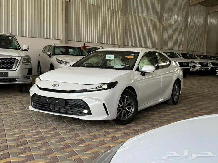 تويوتا كامري E بنزين 2025 البيع كاش واقساط 0