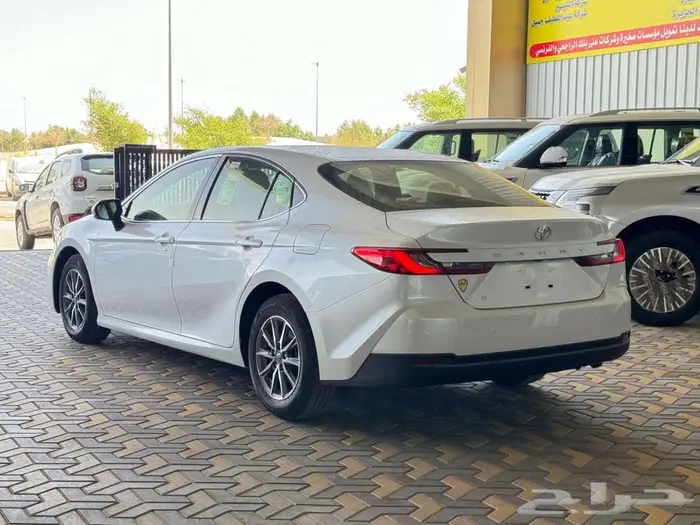تويوتا كامري E بنزين 2025 البيع كاش واقساط 3