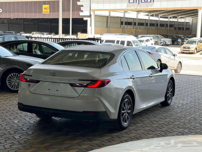 تويوتا كامري E بنزين 2025 البيع كاش واقساط 4