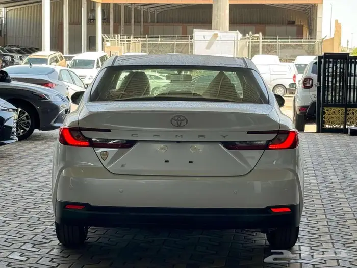 تويوتا كامري E بنزين 2025 البيع كاش واقساط 5