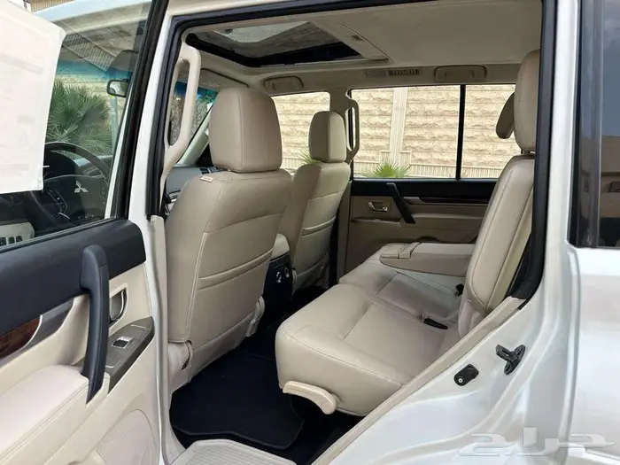 Mitsubishi Pajero GLS fully loaded w sunroof and 4x4 option 6