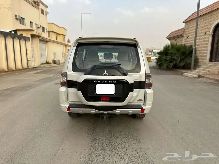 Mitsubishi Pajero GLS fully loaded w sunroof and 4x4 option 2