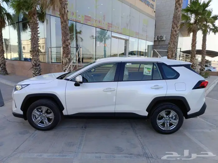 تويوتا راف فور LE بنزين دفع رباعي 2025 3