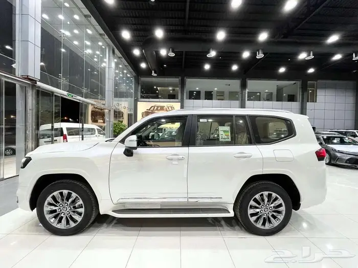 تويوتا لاندكروزر GXR L3 بنزين سعودي 2025 ( ابيض - اسود ) 9