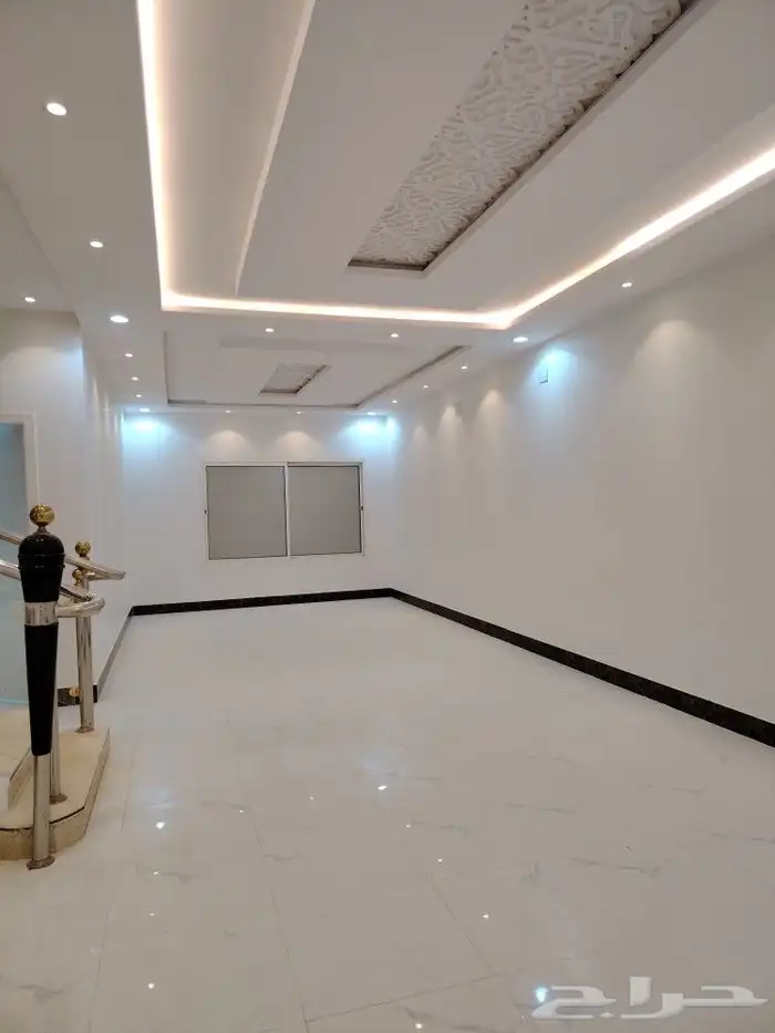 فلا لبيع في حي الحزم مساحه 300 5