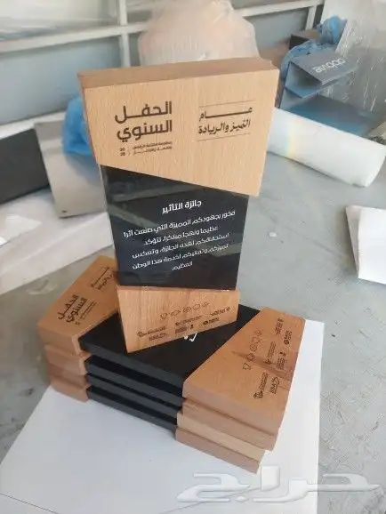 طباعة وتفصيل بكسات ودروع تذكرية من الاكرليك والجلد حسب الطلب 2