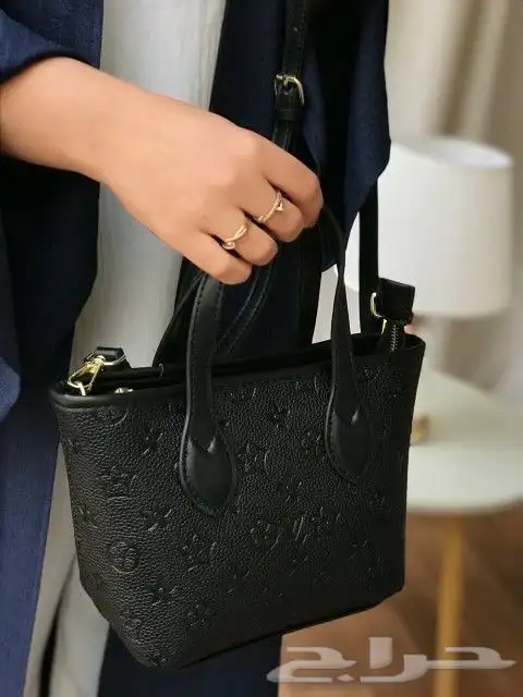 جمله وقطاعي شنط وشوزات نسائية 3