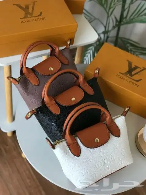 جمله وقطاعي شنط وشوزات نسائية 1