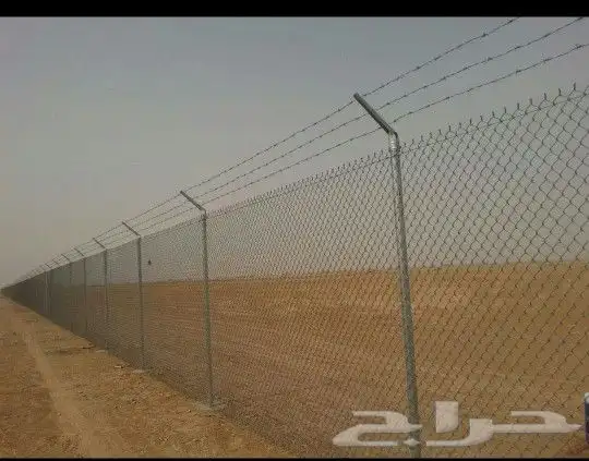 تركيب السياج الأمني الحديدي والشبوك و زراعة النخل و مظلات 0