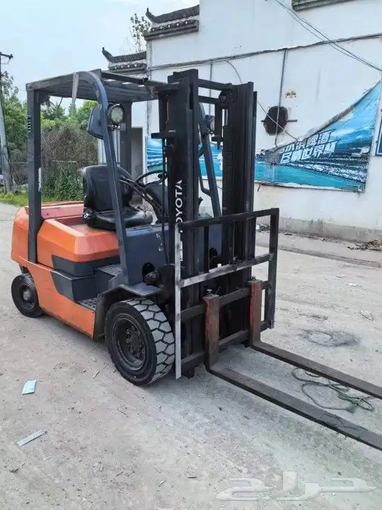 روافع شوكيه وكرينات وببكات وجميع انواع المعدات للايجار 2