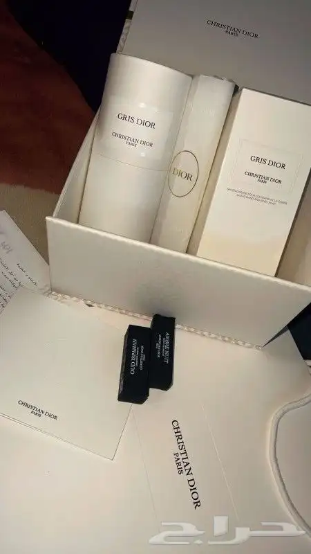 عطر وصابون ديور جديد لم يستعمل بسعر 1500 مع هداياه وملحقاته 7