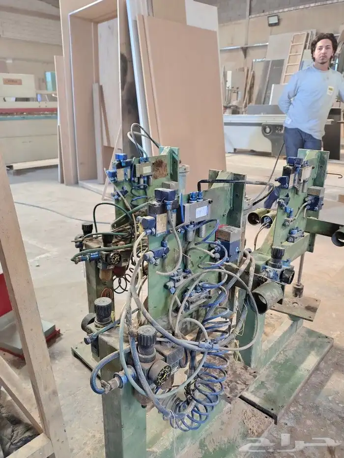 للبيع مكاين خشب و المنيوم و تنجيد 31