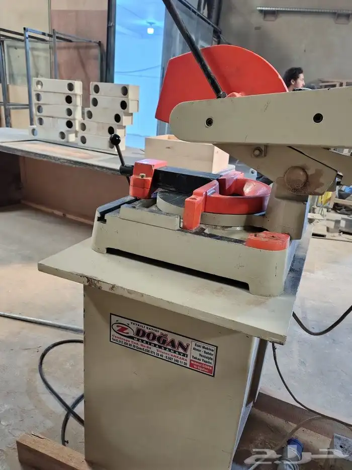 للبيع مكاين خشب و المنيوم و تنجيد 1