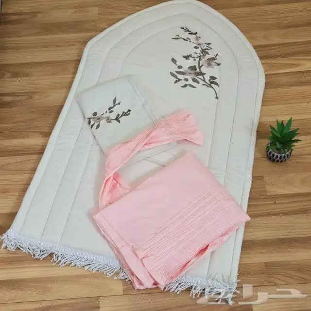 اطقم صلاة نسائيه مع هدايا شامل التوصيل والشحن 22