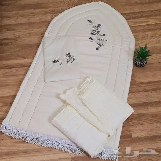 اطقم صلاة نسائيه مع هدايا شامل التوصيل والشحن 23