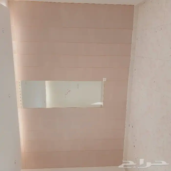 غرفه أسره مع خلفيه ديكوريه مع مرايا 0