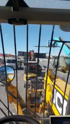 ولتاجير المعدات جي سي بي فركلفت كريناات يومي شهري 1