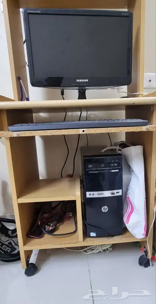 كمبيوتر مع الشاشه وطاوله كمبيوتر للبيع 1