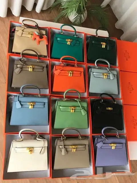 يوجد جميع الشنط والشوزات جمله نجزاه 3