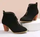 شنط. وبوتات. احذيه بناتي ونسائي بسعر مخفض 37