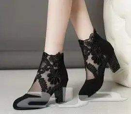 شنط. وبوتات. احذيه بناتي ونسائي بسعر مخفض 33