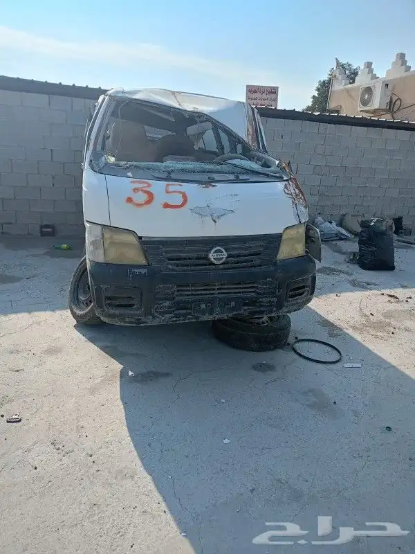 باص نيسان موديل 2010 1