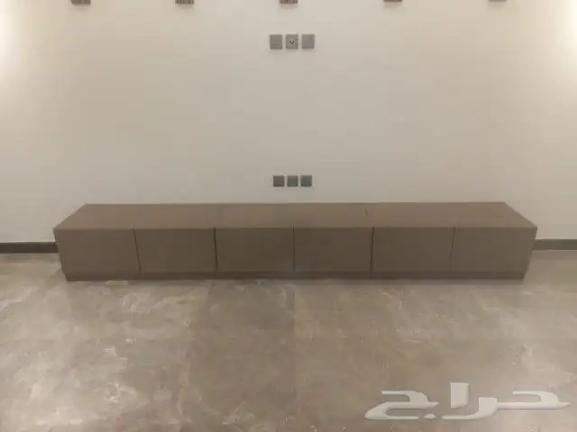 للبيع طاولة بلازما جديده مع رفوف داخليه بطول 3.30م وعمق 50سم 0